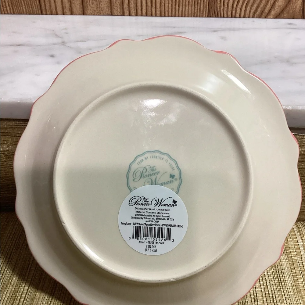 New The Pioneer Woman Cream Scalloped Plate with Cows